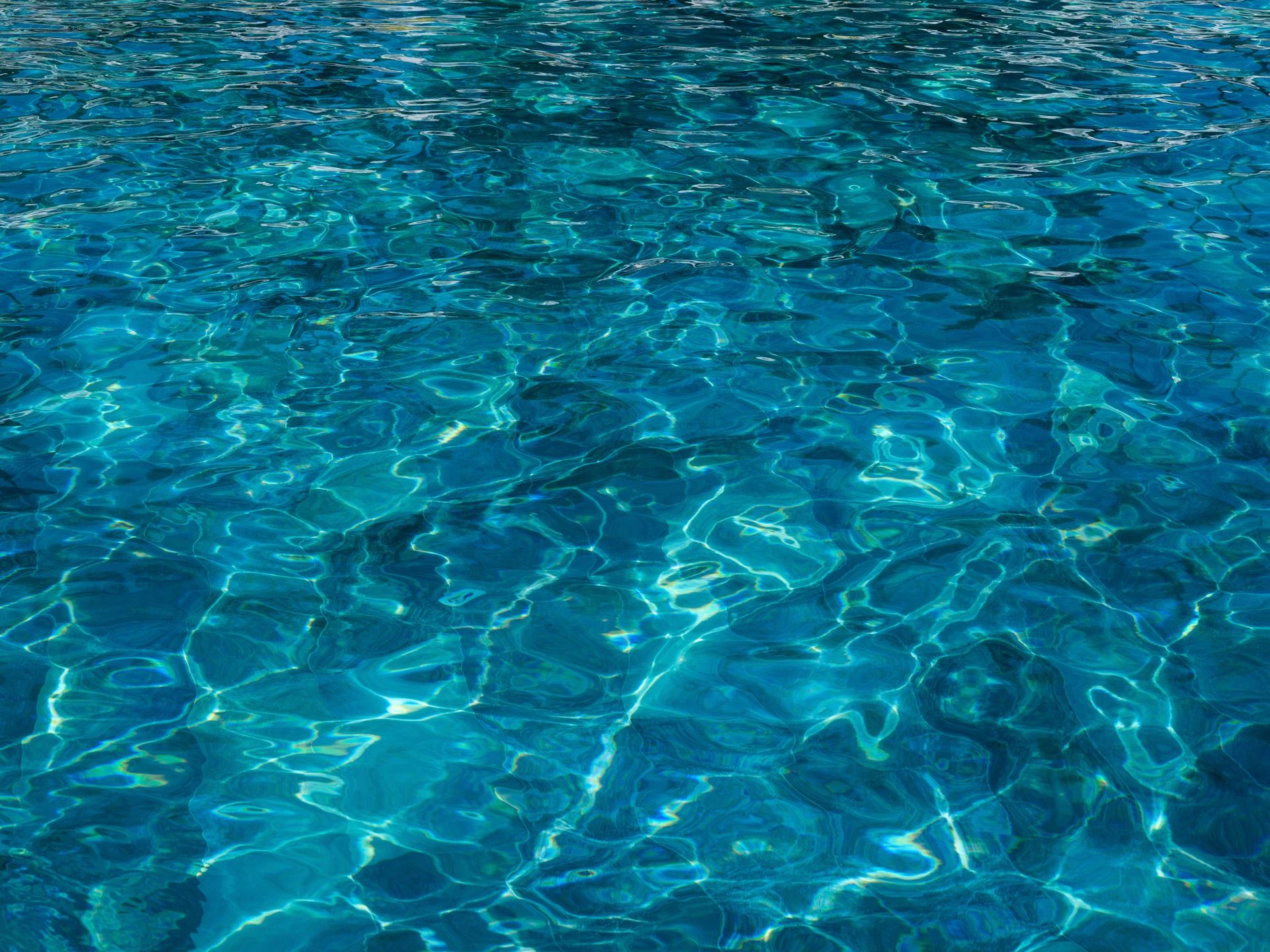 Agua cristalina de pileta